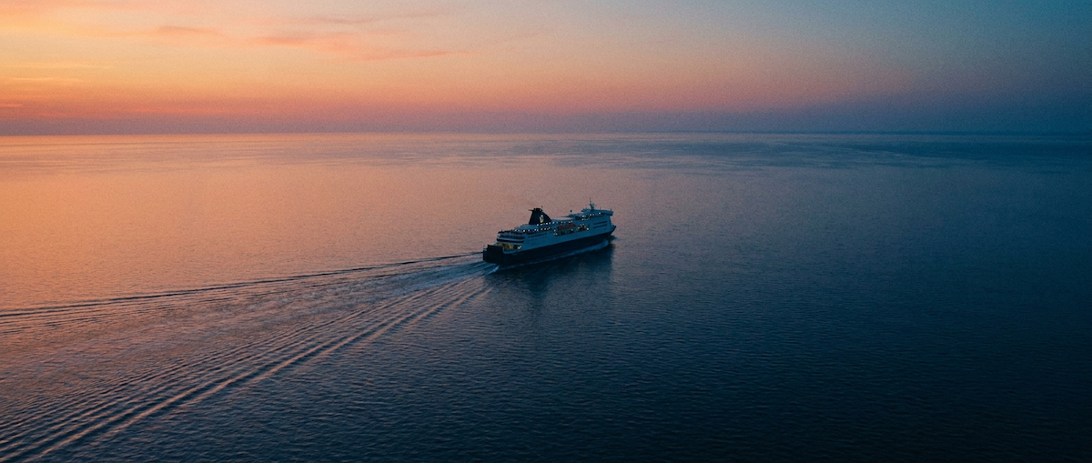 夕暮れの海を進むフェリー。CabinTimeが想定する通信制約と長時間滞在のある移動空間